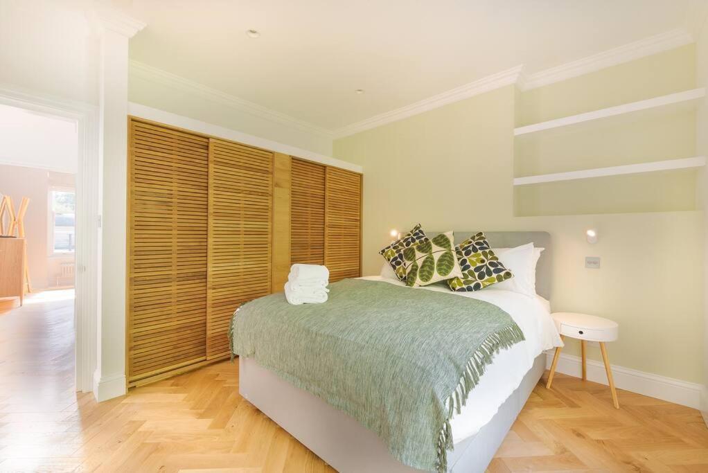 Stunning Two Bed Apartment Rh8 Лондон Экстерьер фото